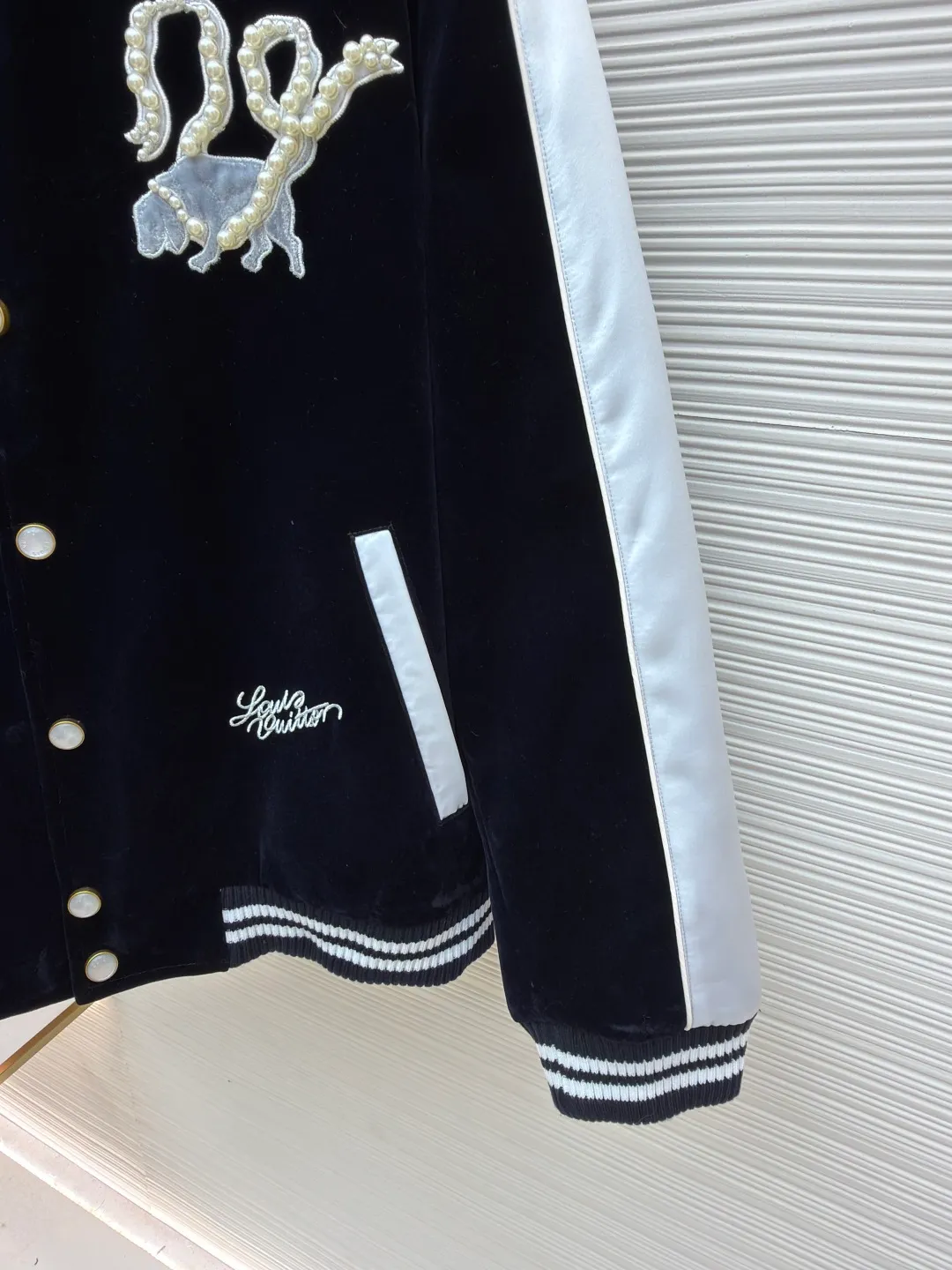 LOUIS VUITTON velvet denim Yokosuka jacket ●Original version: Purchased and developed for 35500 ●Item number: 1680974-C55 ●Fabric: velvet flocking fabric ●Technology: Washed production ●Version: loose fit ●Weight: about 1250 grams ●Size: 46-48-50-52 ●Description: 35500 purchased and developed, using 7*7 grain flocking cloth, customized flat machine ribbing, rayon lining inside, 1000 washed cotton, customized 1:1 accessories, loose version. The overall wiring is straight and delicate, the fabric is comfortable and soft, and the color is consistent without color difference. It can be matched with the same style to create a fashionable look and control various occasions. Customized accessories, complete with three standards, same style for men and women!